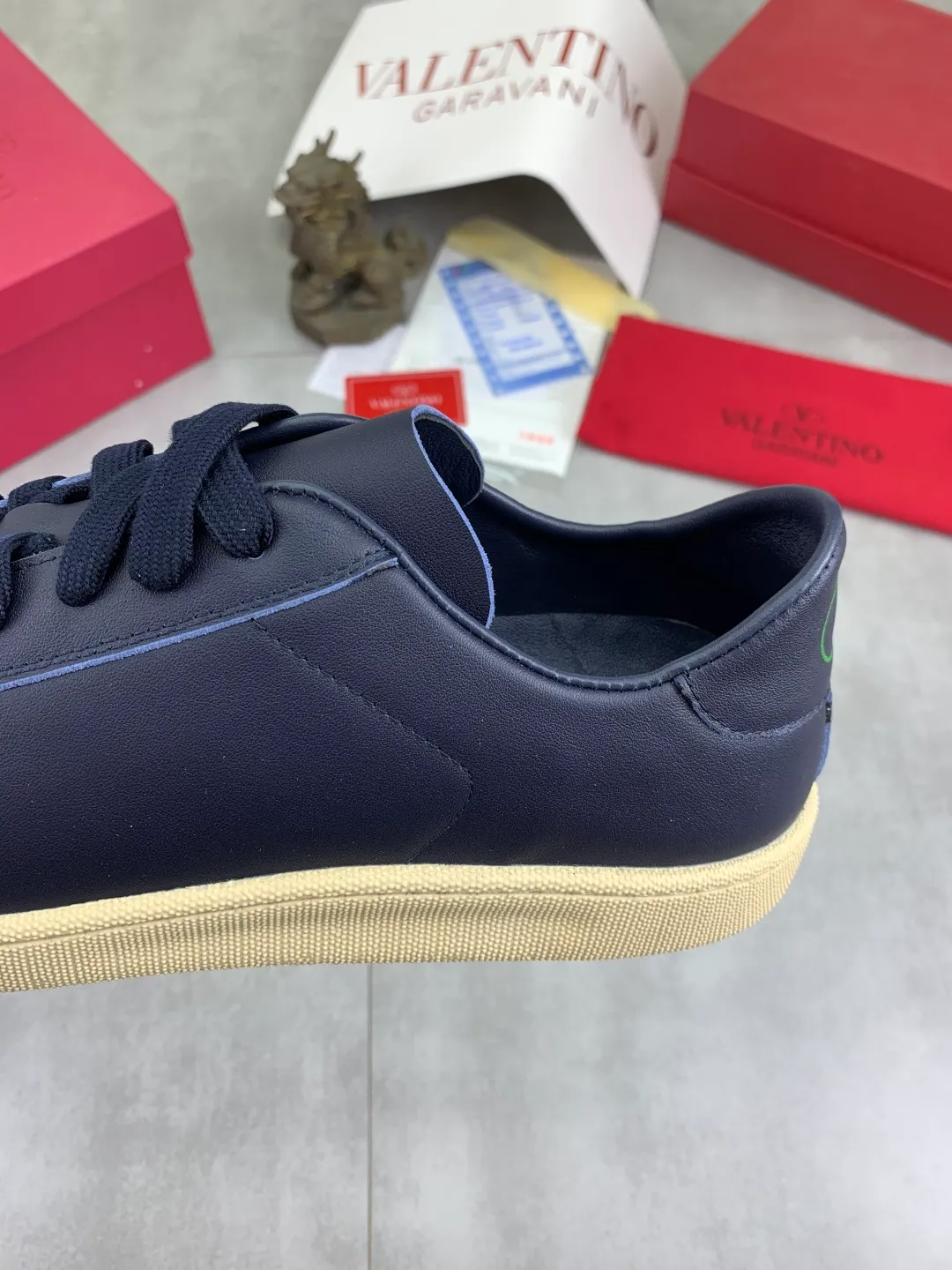 Men's men's shoes 💰P520 New style 💰 Top version Valentino Valentino 25/ Royco series Cherry 🍒Couple style Casual sneakers White shoes Original purchase and development Production Classic and timeless low-top sneakers outline a lazy silhouette, supplemented by low-key and restrained brand details, evolved into a must-have item in the wardrobe, comfortable and versatile!  ✔️Fabric: Original customized first-layer cowhide ✔️Inner lining: Imported breathable sheep lining ✔️Sole: Original molded anti-slip rubber material ✔️Size: 38-45